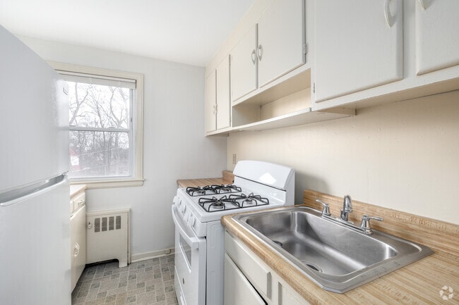 2BR, 1BA - 780SF - Kitchen