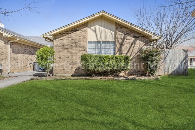 2207 Roman Ct