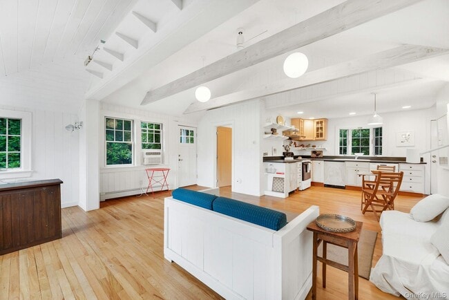 Photo - 702 Linnet St