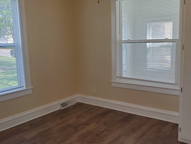 Photo - 108 3rd St W