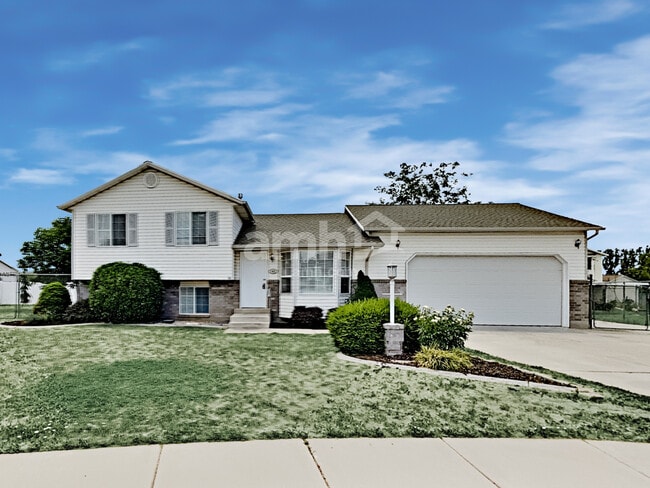 Building Photo - 342 N 75 W