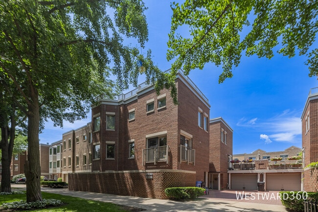 Building Photo - 2336 N Lakewood Ave