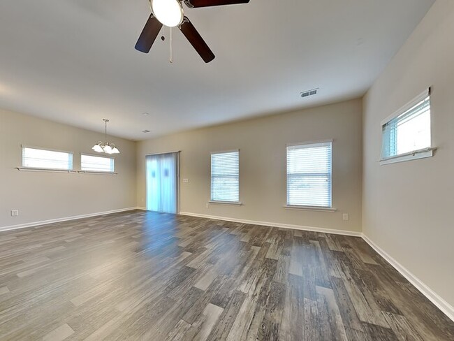 Photo - 428 Hawkeye Ct