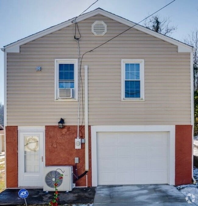 Building Photo - "Updated Apartment 2bd/1ba Attached Garage...