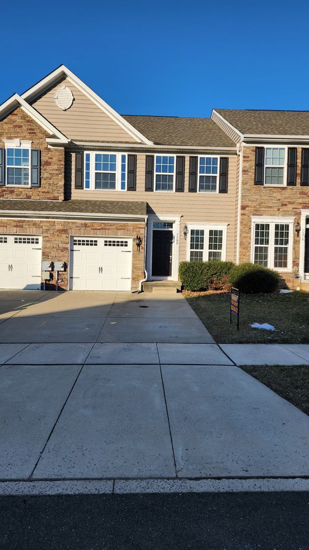Building Photo - Spacious, Large, Luxury 3 Bedroom Townhouse in Hockessin, Delaware