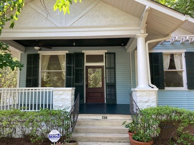 Building Photo - Lovely spacious 3 bedroom, 2 bath single family home!