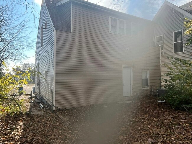 Photo - 812 E 6th St