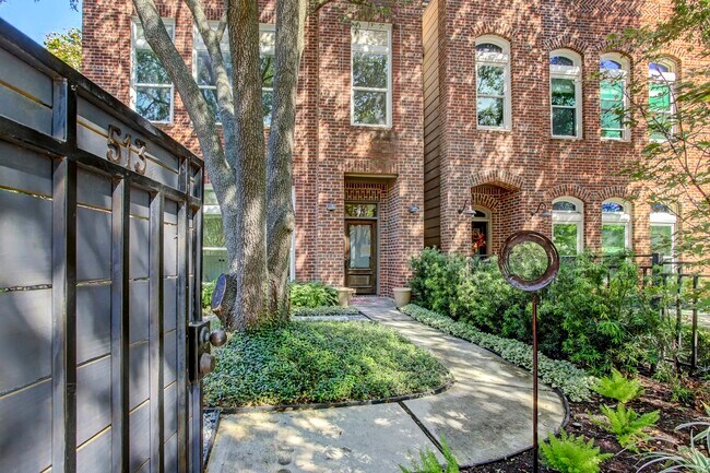 Photo - 513 E 11th St