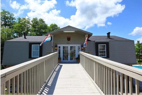 Oficina de arrendamiento - Red Coach Village