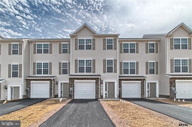 Building Photo - Coming Soon!! Gorgeous Townhome in Spring Grove!!!!