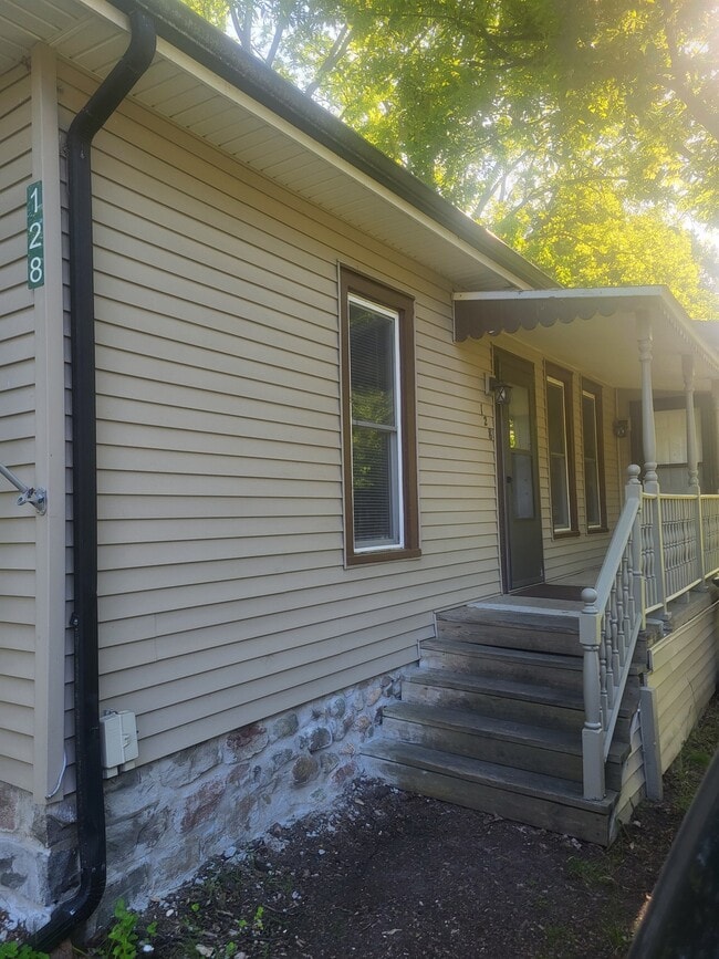 128 East St
