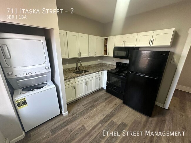 Spacious Three-Bedroom Apartment On The So... - Spacious Three-Bedroom Apartment On The So... Unit 2