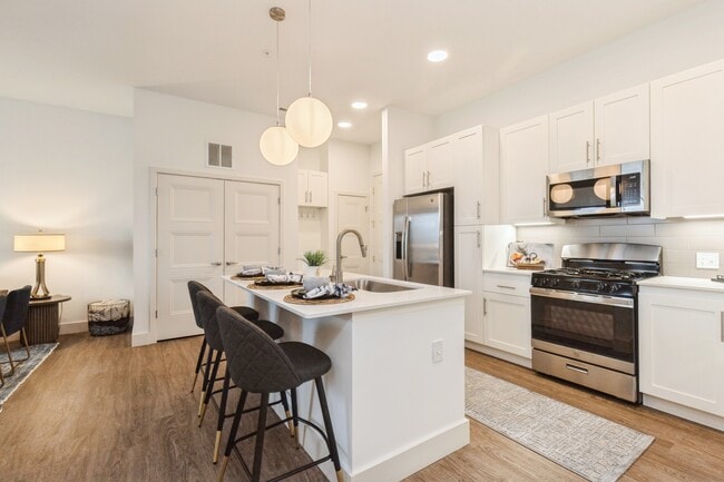 Photo - 555 Lakeview Pkwy