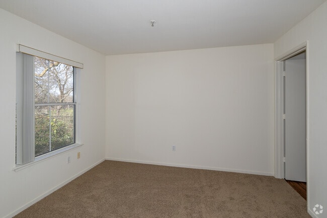 2BR, 2BA - 958SF - Bedroom