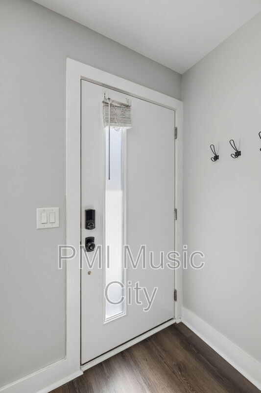 Photo - 2126B Burns St