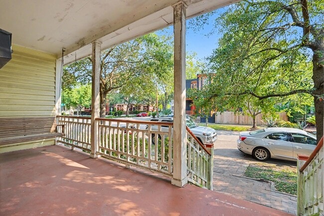 Photo - 2 Bedroom Charmer with Sundeck, Wood Floors, and High Ceilings