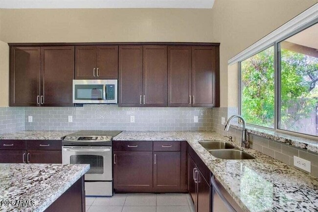 Building Photo - 10476 E Hillery Dr
