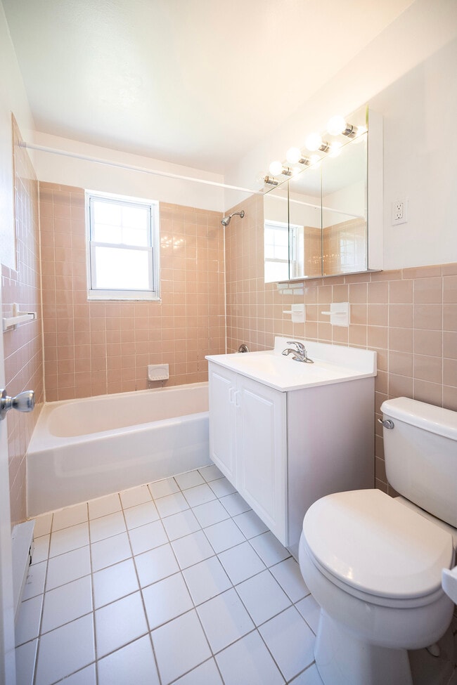 Bathroom - 3.5 Room, 1 Bed, 1 Bath