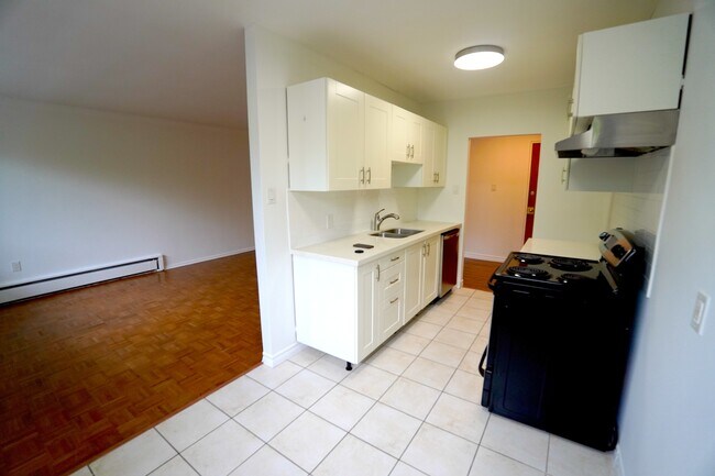 Photo - Spacious 2 Bedroom with in suite laundry and parking Unité 204