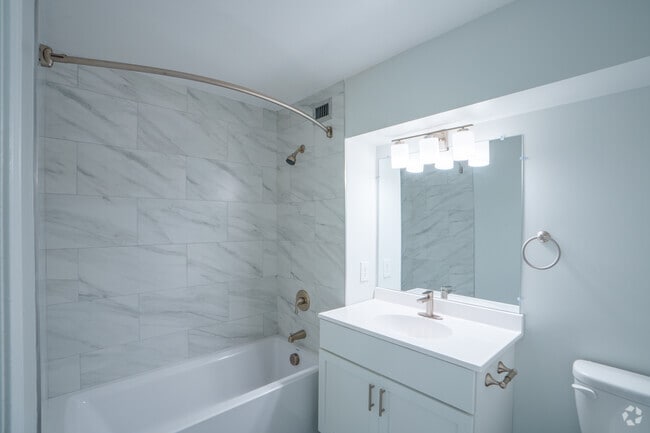 2BR, 2BA - 1,000SF - Primary Bathroom