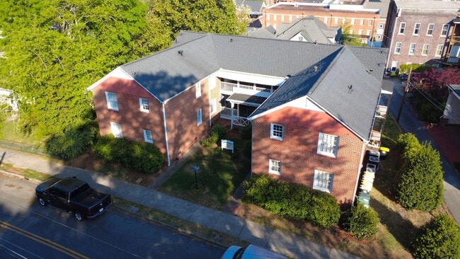 Building Photo - 311 E 3rd St Unit Apt 8