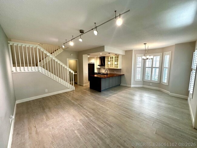 Photo - 262 Iris Dr