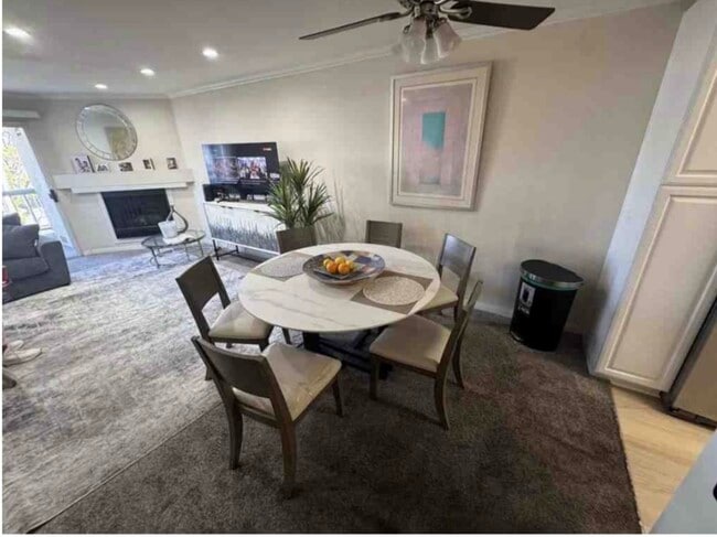 Comedor - 5545 Canoga Ave Unidad 218