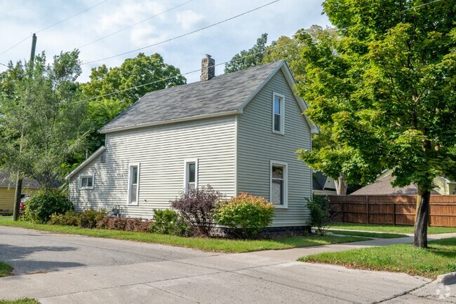 Building Photo - Central Neighborhood home