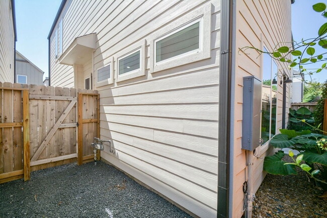 Photo - 310 Cyclamen St