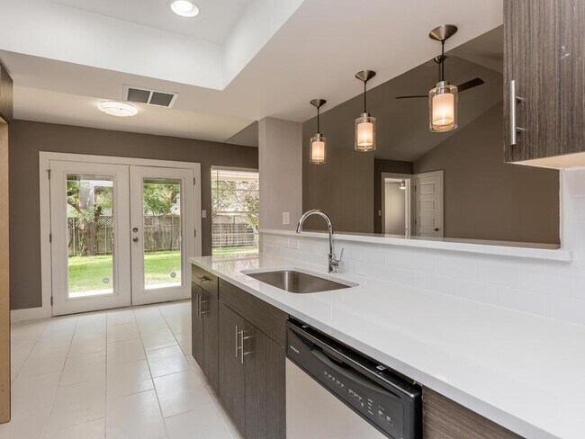 Photo - 3910 Hillside Dr