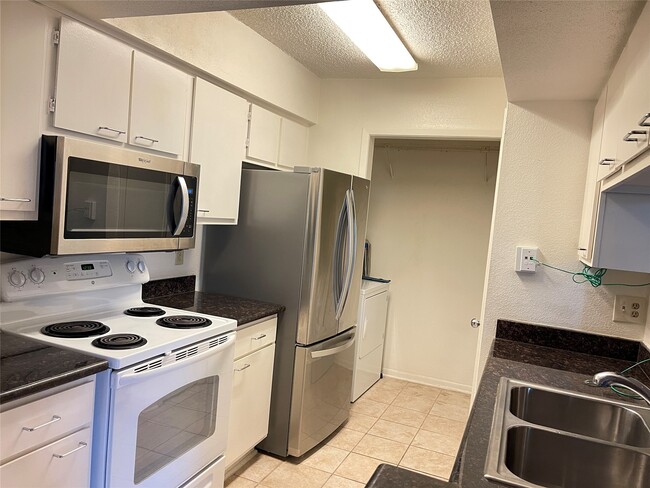 Building Photo - 2800 Jeanetta St Unit True