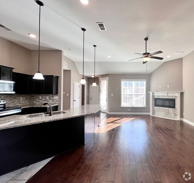 Building Photo - (COMING SOON!) 3bed/2bath Townhome w/Garag...
