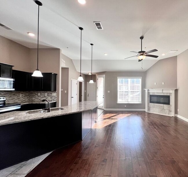 (COMING SOON!) 3bed/2bath Townhome w/Garag... - (COMING SOON!) 3bed/2bath Townhome w/Garag...
