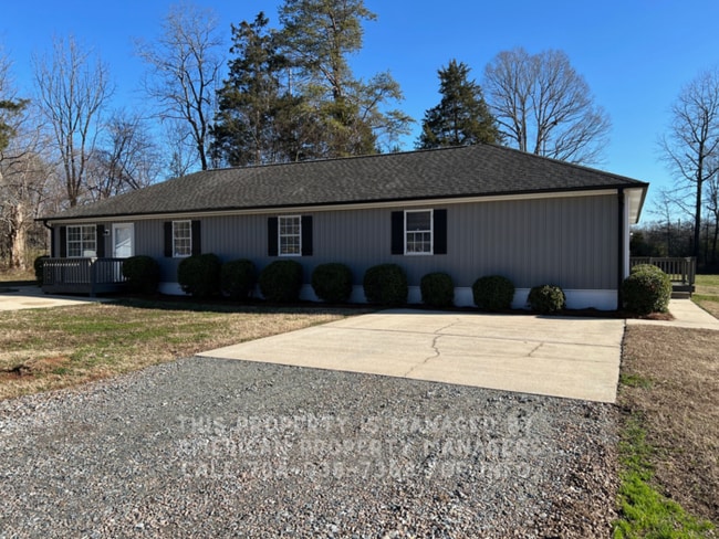 Building Photo - 299 Rustic Rd