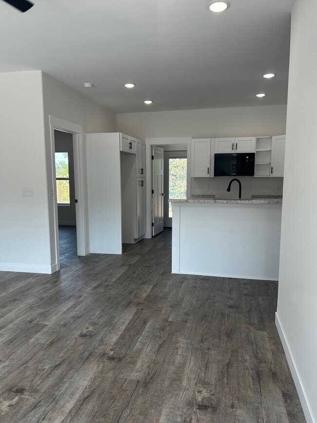 Photo - 585 Panich St