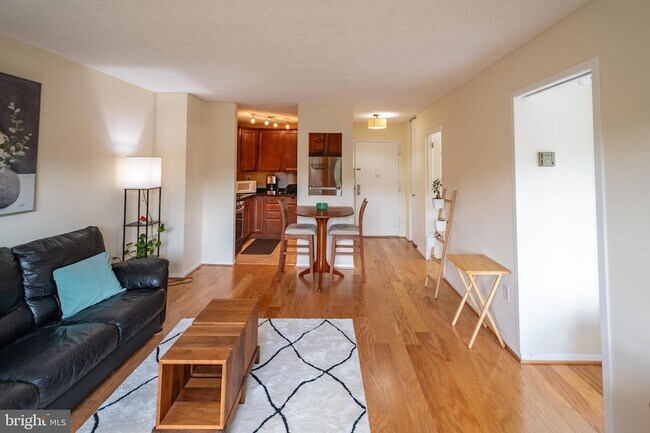 Photo - 1225 Martha Custis Dr Unidad 502