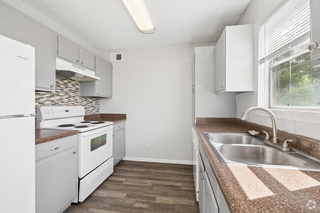 2BR, 1.5BA - 1,047SF - Kitchen