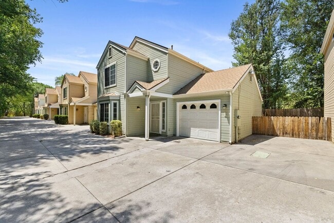 Photo - 741 Gail Gardner Way