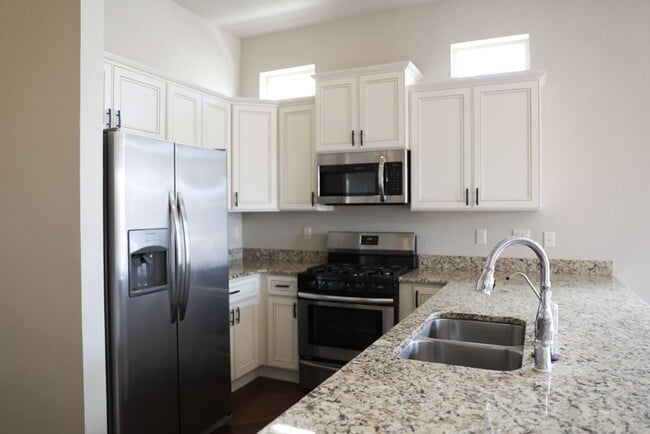 Building Photo - 2 Bed, 2 Bath Townhome