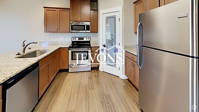 Building Photo - Spacious duplex with master bedroom, backy... Rental