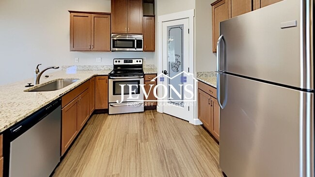 Spacious duplex with master bedroom, backy... - Spacious duplex with master bedroom, backy... Casa