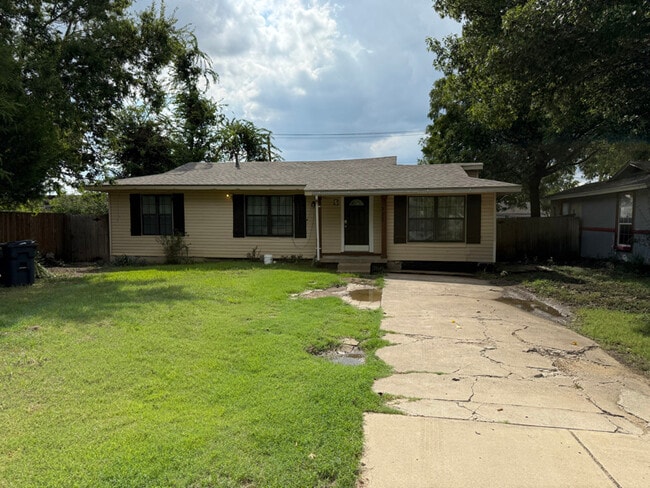 Building Photo - 727 Circle Dr Rental