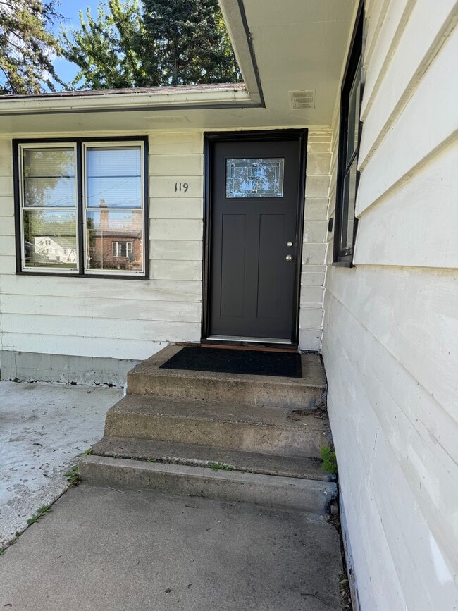 Building Photo - 119 4th St SW Unit Upper Rental