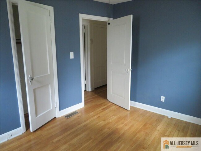 Building Photo - 52 Avenel St