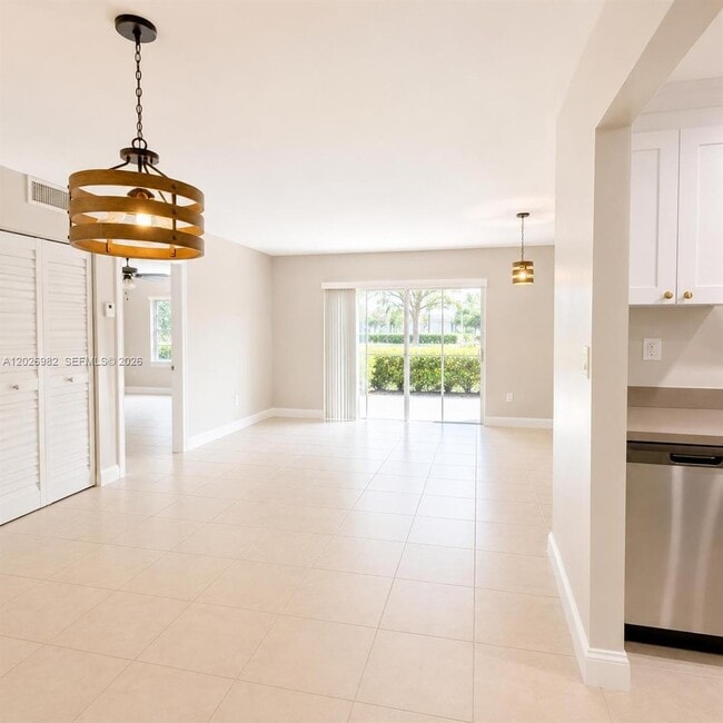 Building Photo - 8335 SW 72nd Ave Unit 109D