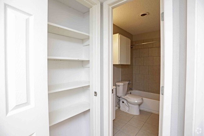1BR,1BA - 690SF - LINEN CLOSET