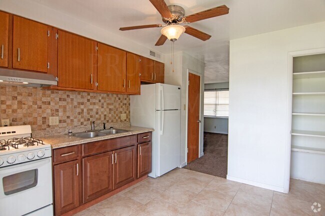 Building Photo - 2 Bedroom 1 Bath Unit 24 Rental