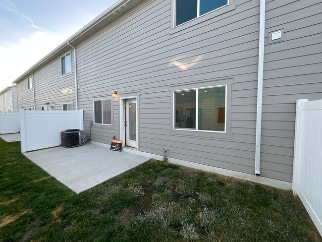 Photo - 3 bedroom 2.5 Bath Townhouse