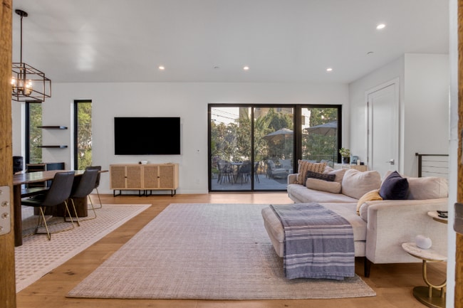 Photo - 4852 Seldner St E