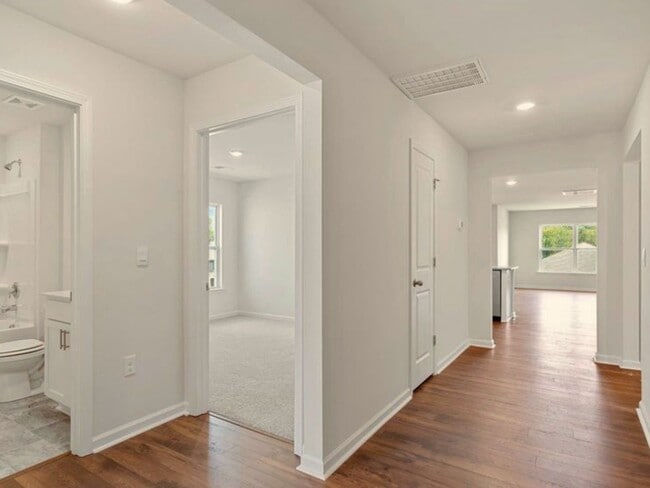 Photo - 605 Palmerston Dr